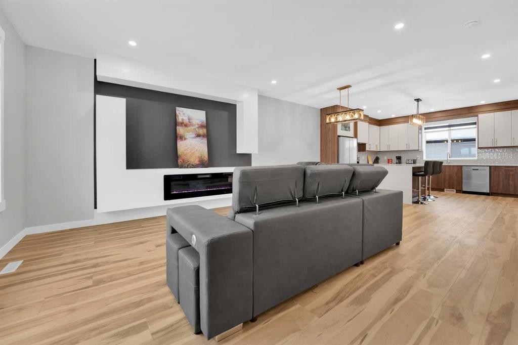 216 99 Avenue Se, Calgary, AB - Indoor Photo Showing Living Room