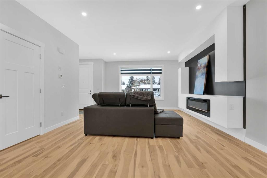 216 99 Avenue Se, Calgary, AB - Indoor Photo Showing Living Room