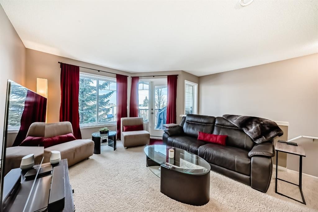 10-21 Mckenzie Towne Gate Se, Calgary, AB - Indoor Photo Showing Living Room