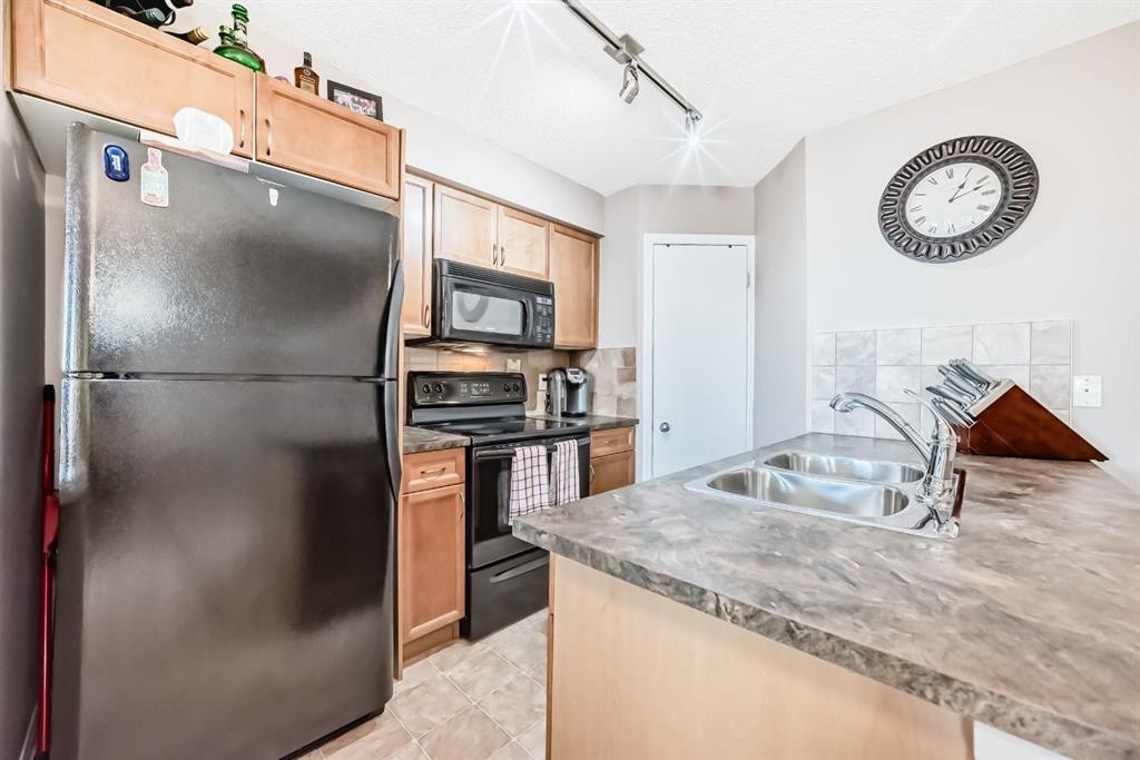 10-21 Mckenzie Towne Gate Se, Calgary, AB - Indoor Photo Showing Kitchen With Double Sink