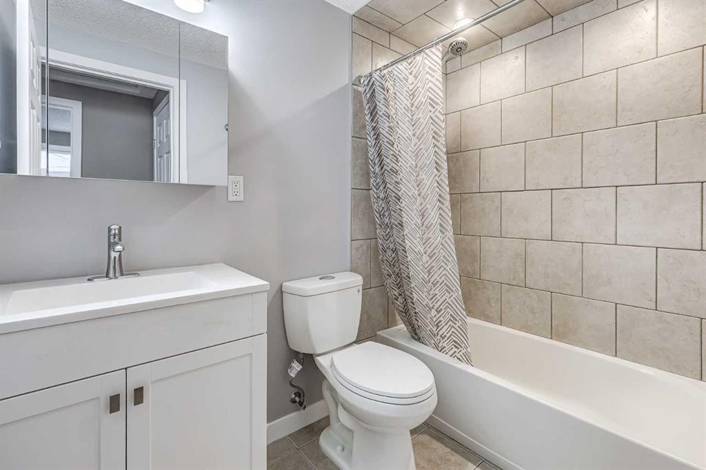4316 4A Avenue, Calgary, AB - Indoor Photo Showing Bathroom