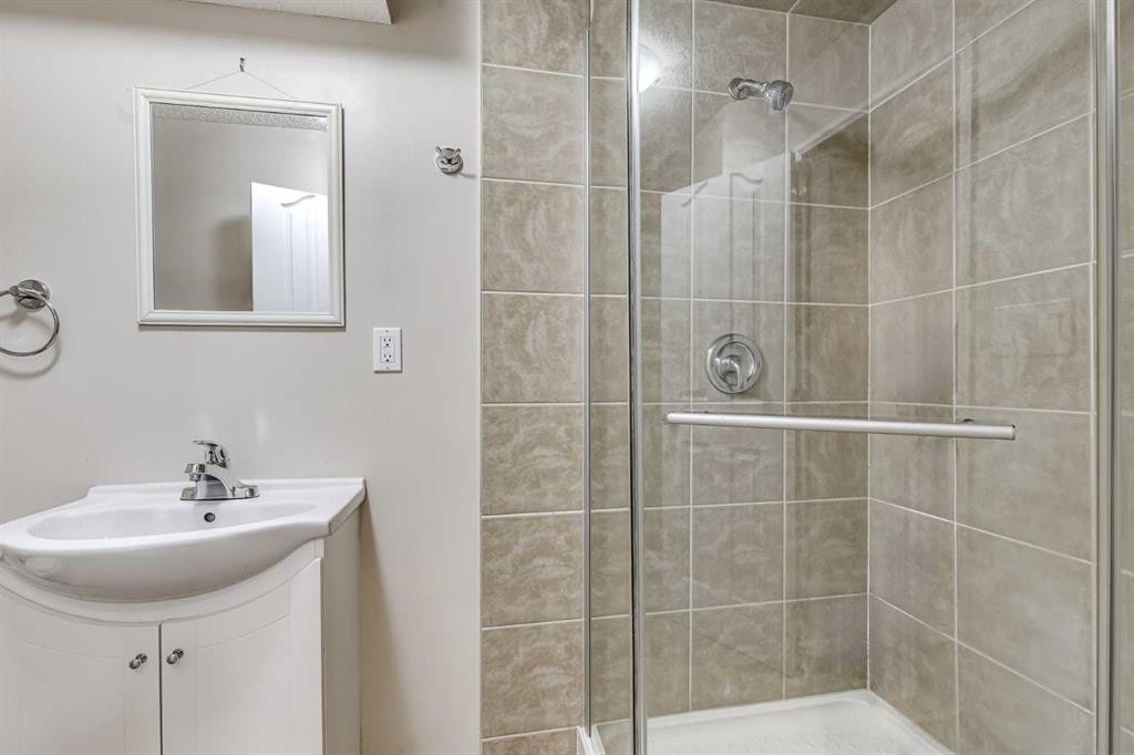 4316 4A Avenue, Calgary, AB - Indoor Photo Showing Bathroom