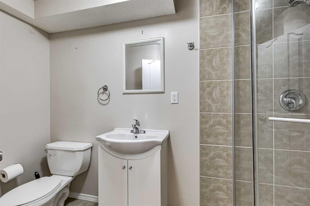 4316 4A Avenue, Calgary, AB - Indoor Photo Showing Bathroom
