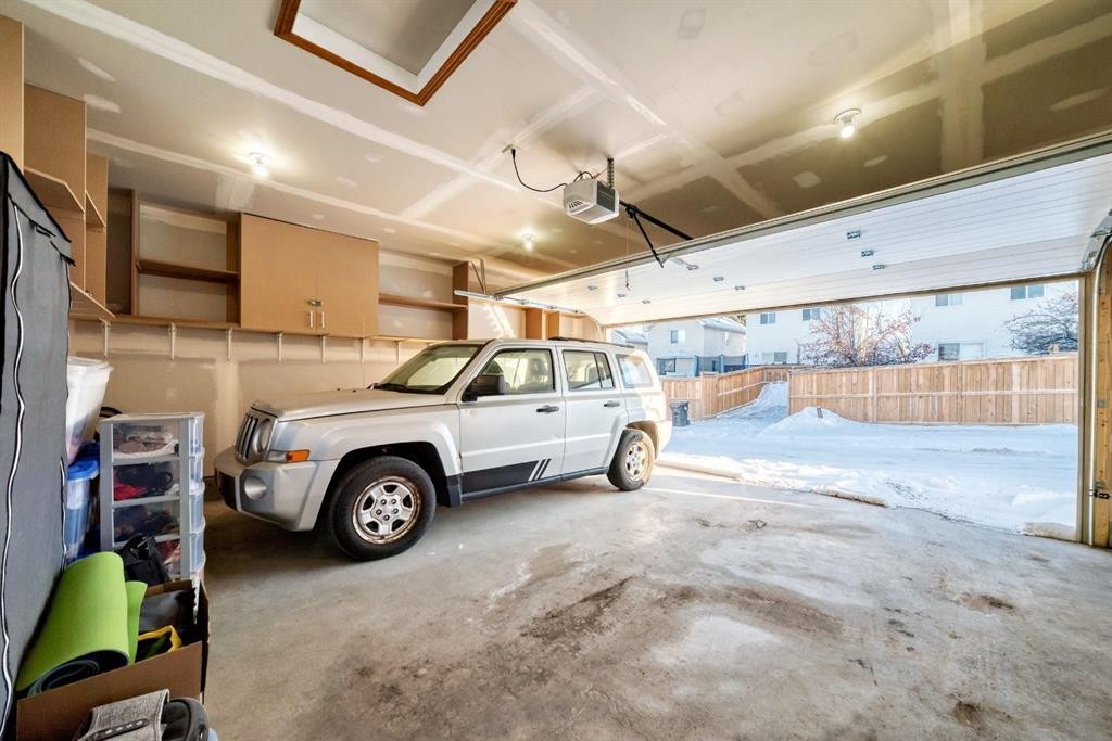 158 Somervale Close Sw, Calgary, AB - Indoor Photo Showing Garage
