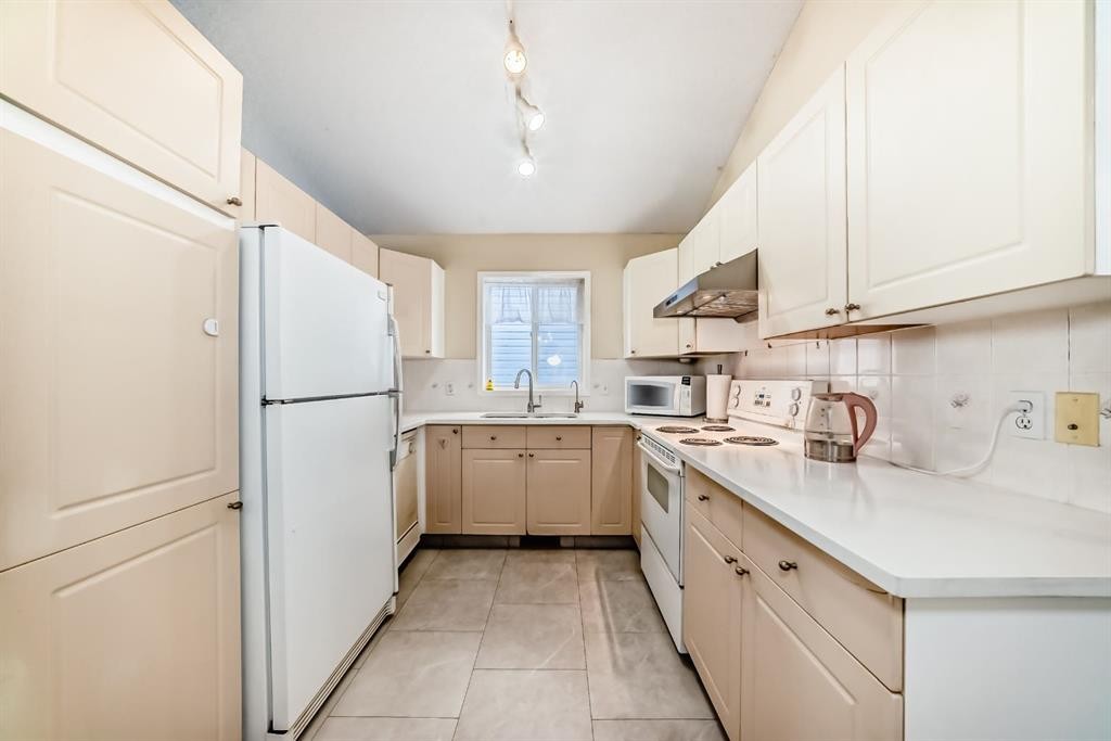 158 Somervale Close Sw, Calgary, AB - Indoor Photo Showing Kitchen