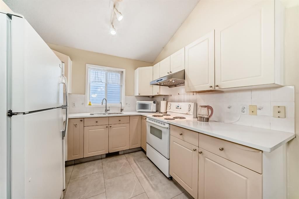 158 Somervale Close Sw, Calgary, AB - Indoor Photo Showing Kitchen With Double Sink