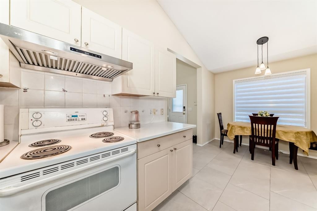158 Somervale Close Sw, Calgary, AB - Indoor Photo Showing Kitchen