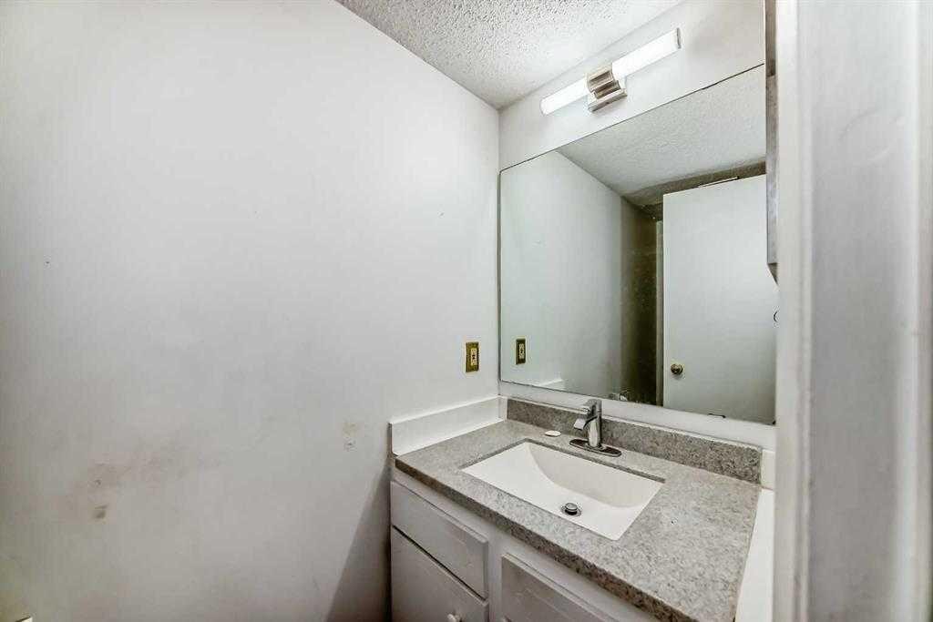 5-5400 Dalhousie Drive Nw, Calgary, AB - Indoor Photo Showing Bathroom