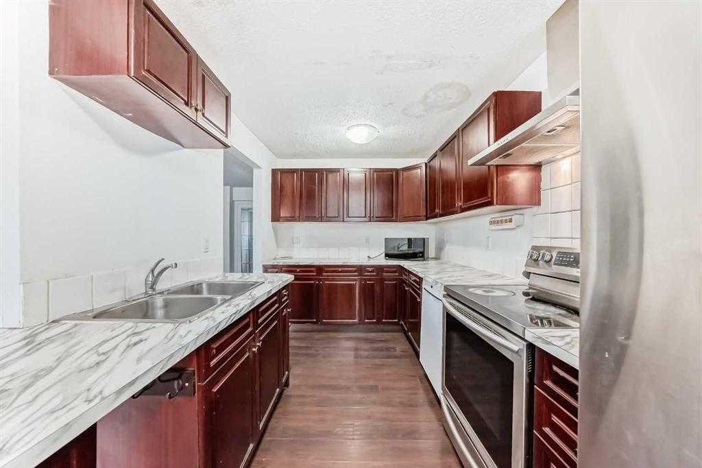 5-5400 Dalhousie Drive Nw, Calgary, AB - Indoor Photo Showing Kitchen With Double Sink