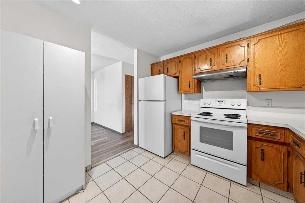 184 Falmere Way Ne, Calgary, AB - Indoor Photo Showing Kitchen
