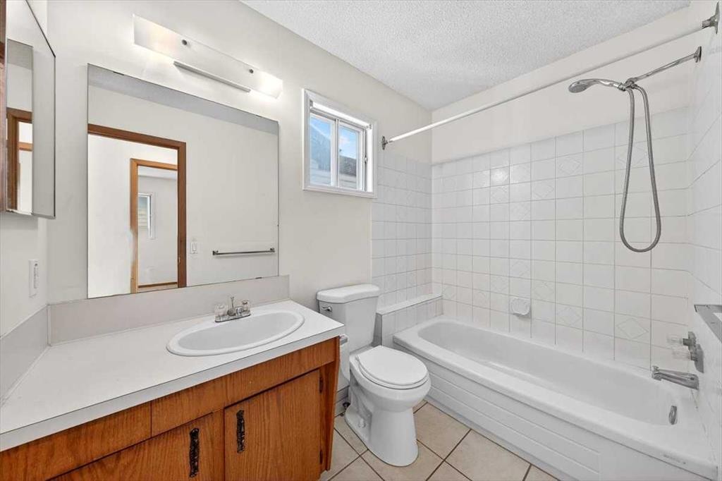 184 Falmere Way Ne, Calgary, AB - Indoor Photo Showing Bathroom