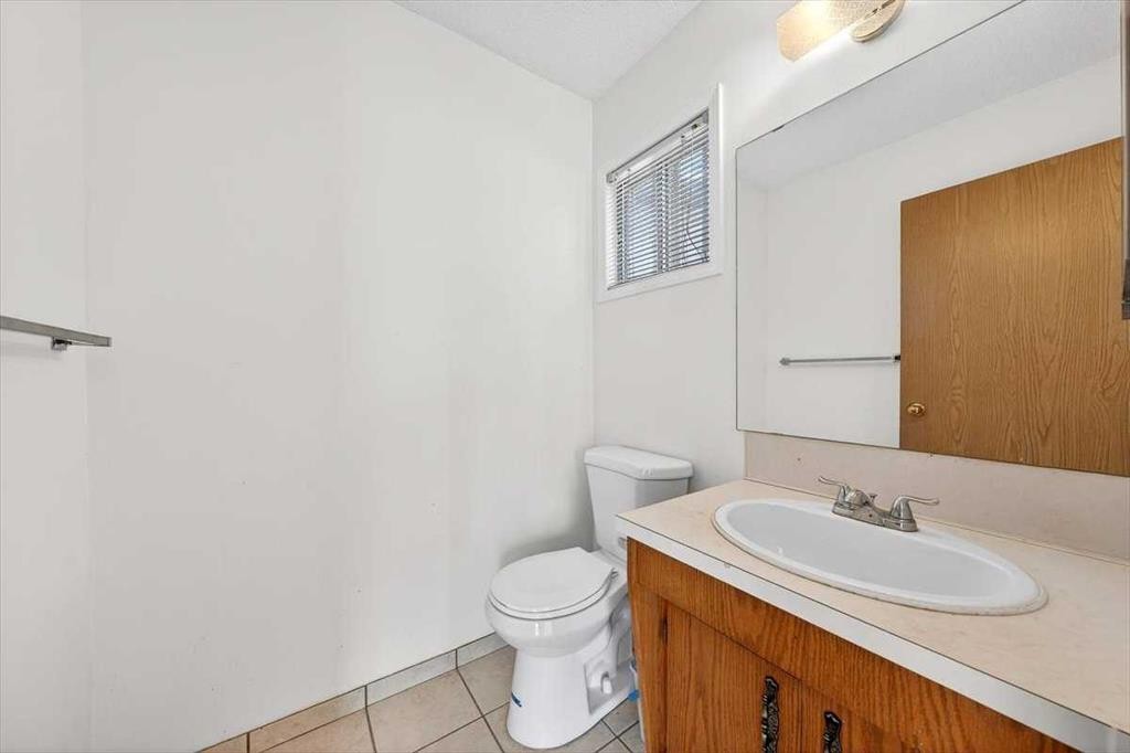 184 Falmere Way Ne, Calgary, AB - Indoor Photo Showing Bathroom