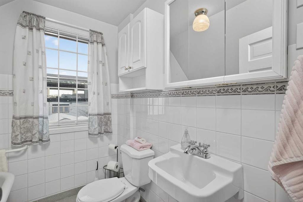 1720 11 Avenue Sw, Calgary, AB - Indoor Photo Showing Bathroom