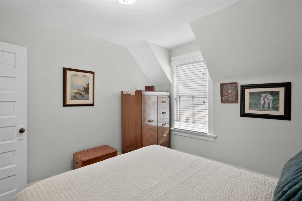 1720 11 Avenue Sw, Calgary, AB - Indoor Photo Showing Bedroom