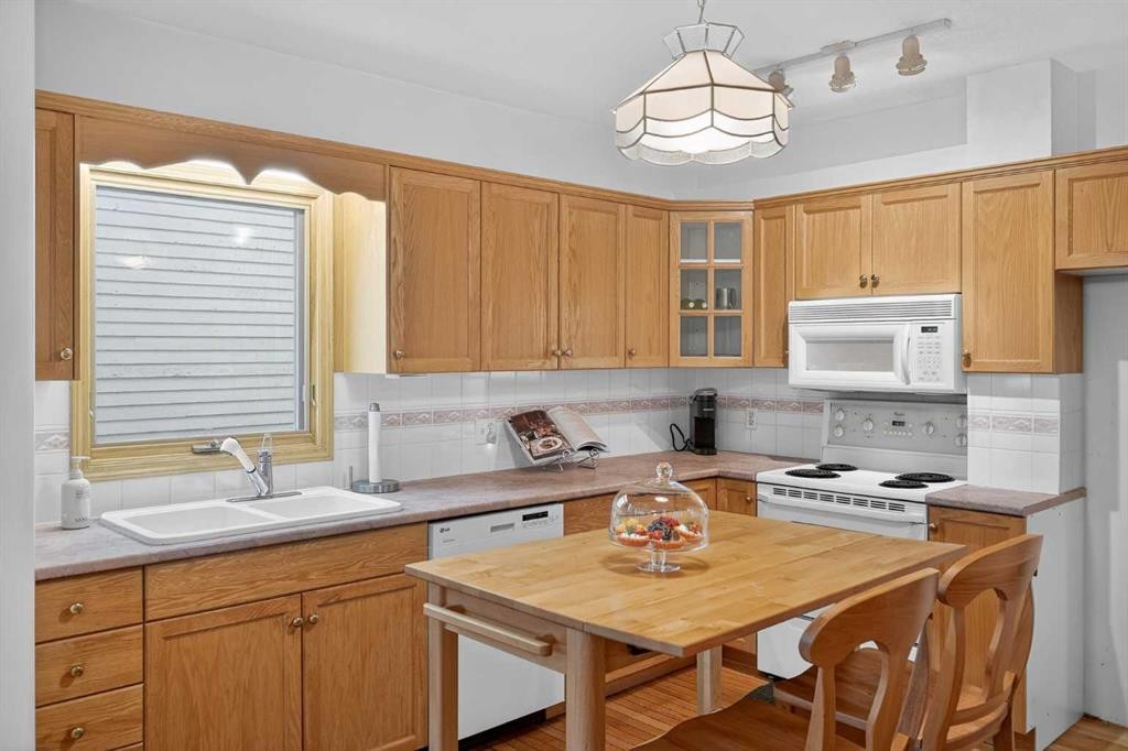 1720 11 Avenue Sw, Calgary, AB - Indoor Photo Showing Kitchen With Double Sink