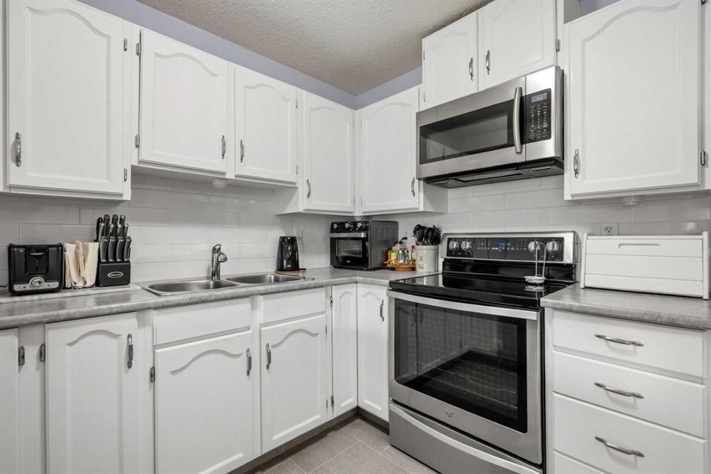 147 Somervale Park Sw, Calgary, AB - Indoor Photo Showing Kitchen With Stainless Steel Kitchen With Double Sink