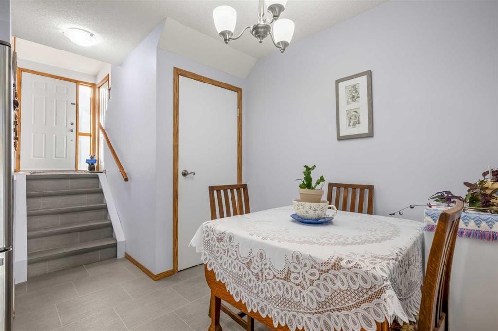 147 Somervale Park Sw, Calgary, AB - Indoor Photo Showing Dining Room