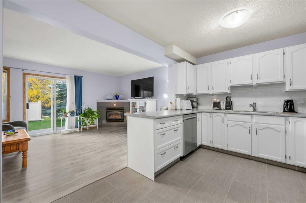 147 Somervale Park Sw, Calgary, AB - Indoor Photo Showing Kitchen