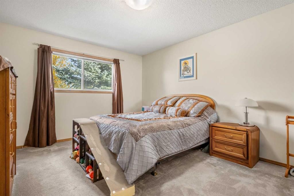 147 Somervale Park Sw, Calgary, AB - Indoor Photo Showing Bedroom