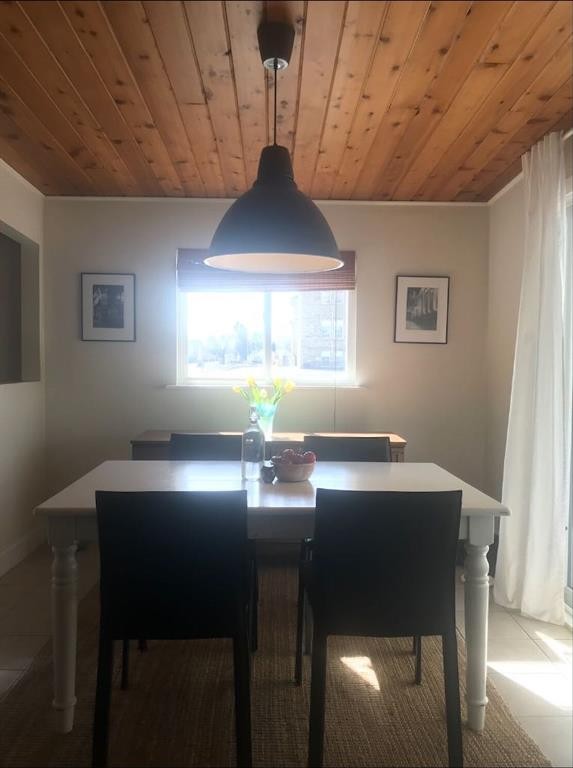 2135 Spiller Road Se, Calgary, AB - Indoor Photo Showing Other Room