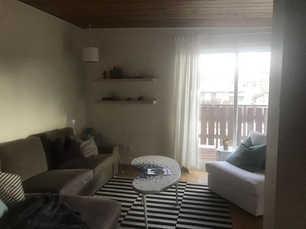 2135 Spiller Road Se, Calgary, AB - Indoor Photo Showing Living Room
