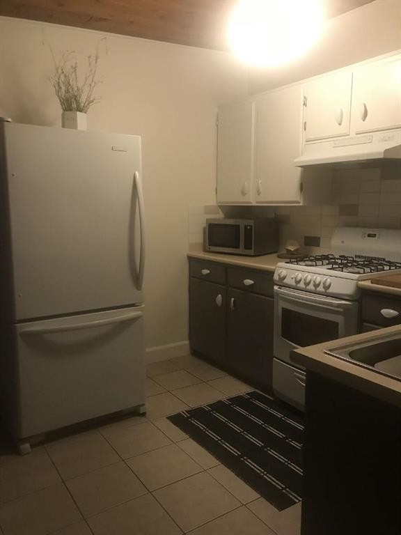 2135 Spiller Road Se, Calgary, AB - Indoor Photo Showing Kitchen