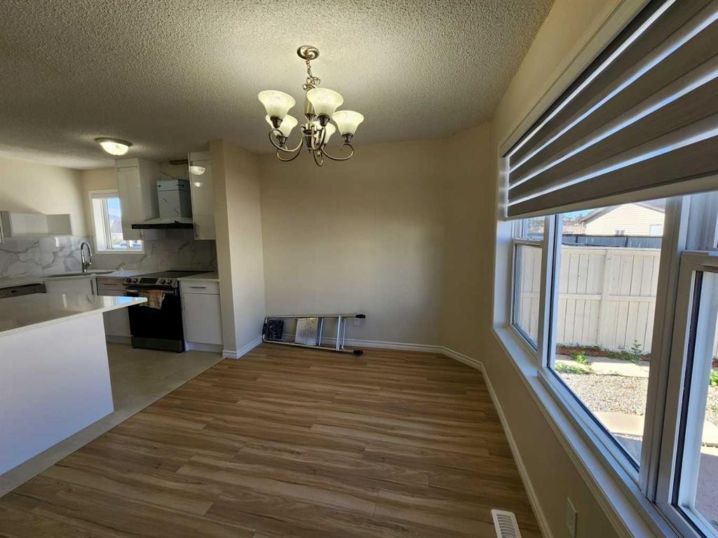 86 Harvest Rose Circle Ne, Calgary, AB - Indoor Photo Showing Kitchen