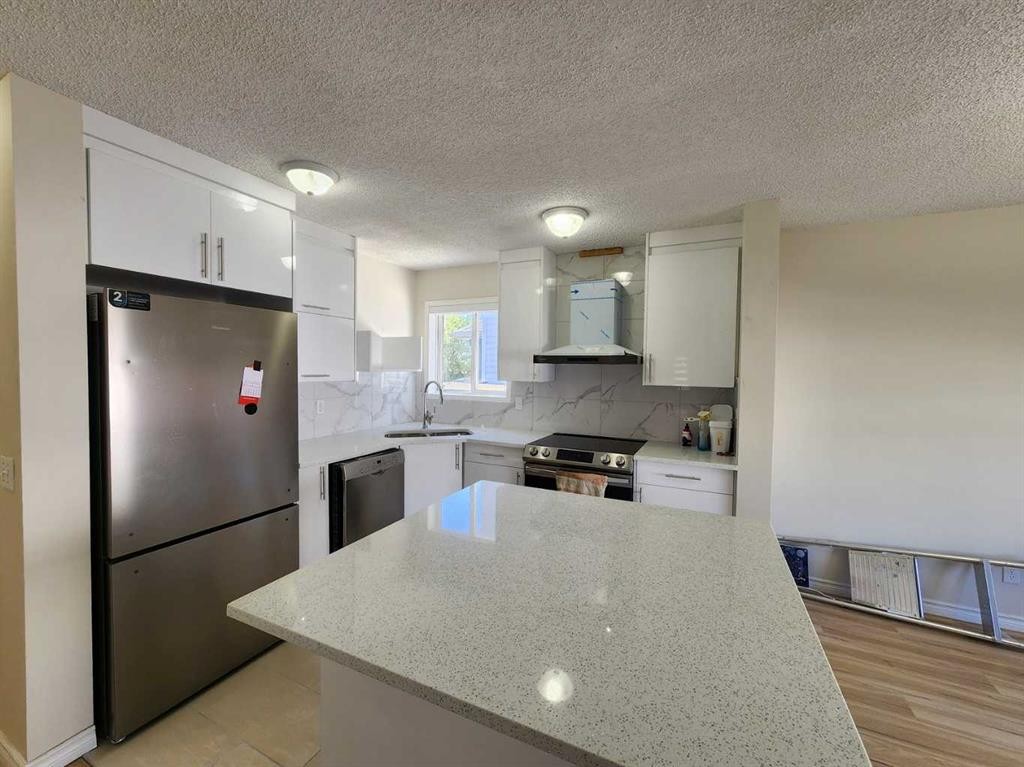 86 Harvest Rose Circle Ne, Calgary, AB - Indoor Photo Showing Kitchen