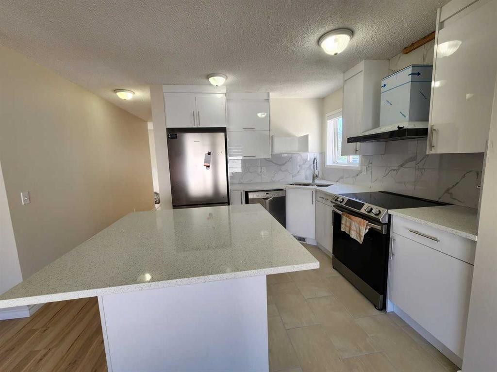 86 Harvest Rose Circle Ne, Calgary, AB - Indoor Photo Showing Kitchen With Upgraded Kitchen