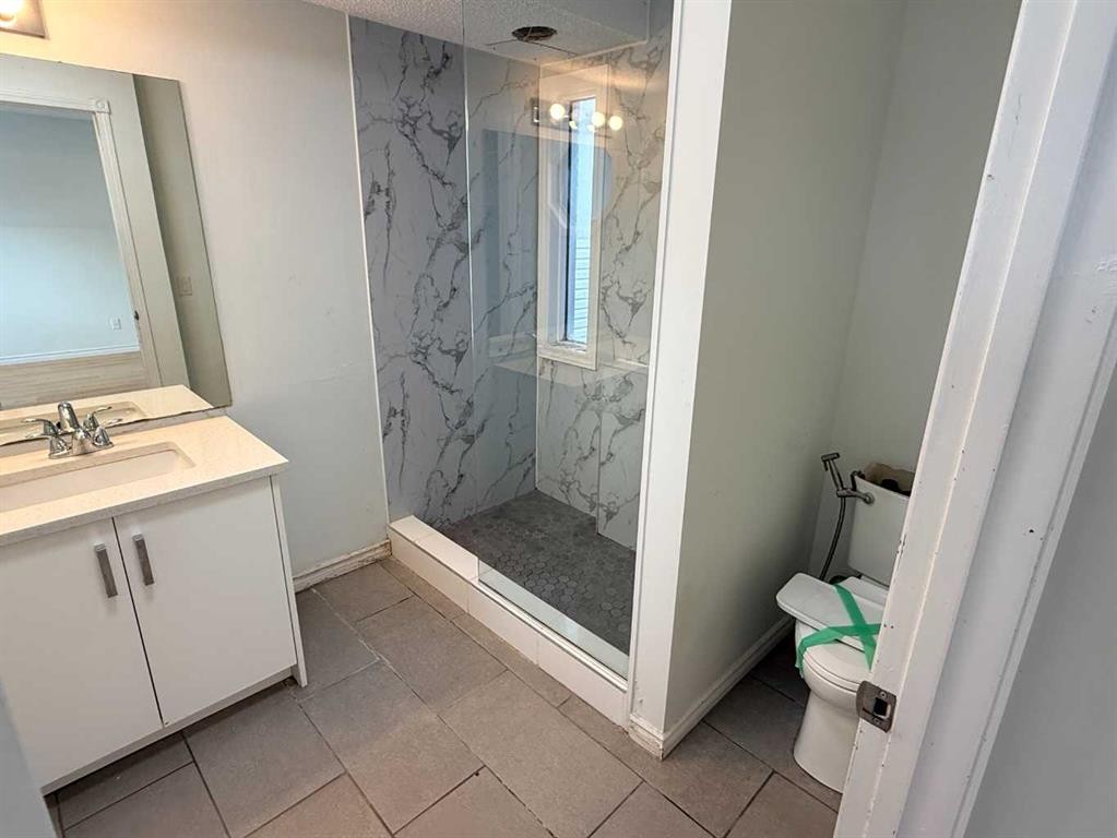 651 Macewan Drive Nw, Calgary, AB - Indoor Photo Showing Bathroom