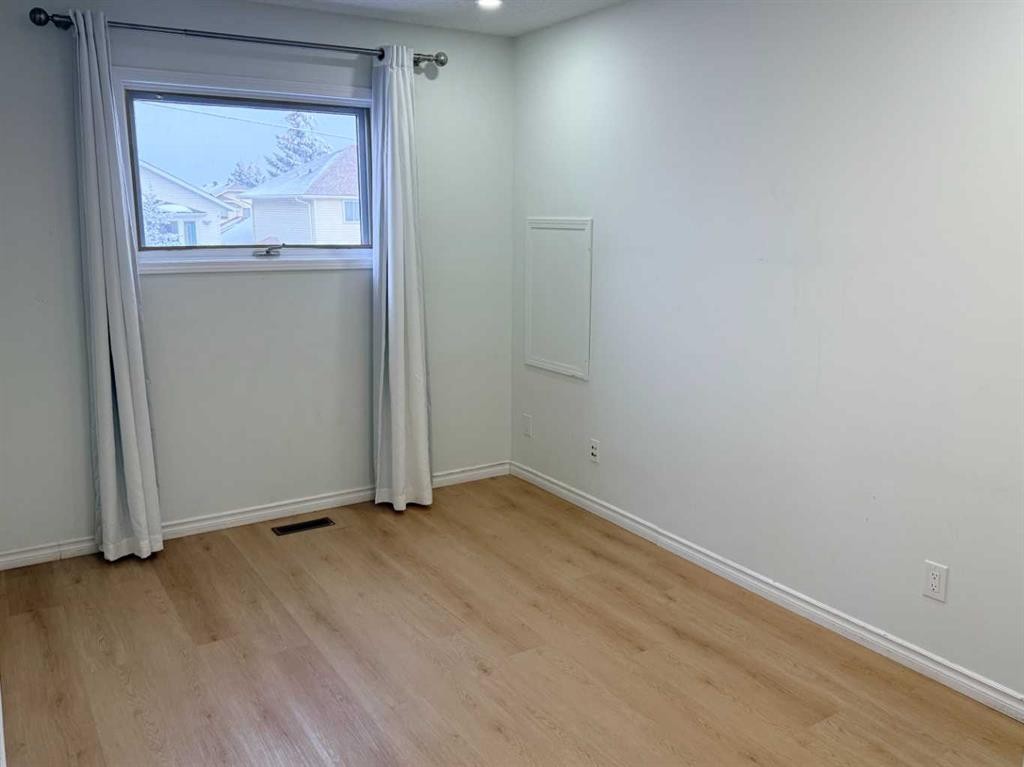 651 Macewan Drive Nw, Calgary, AB - Indoor Photo Showing Other Room