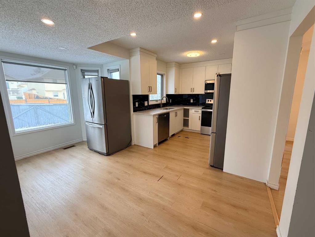 651 Macewan Drive Nw, Calgary, AB - Indoor Photo Showing Kitchen
