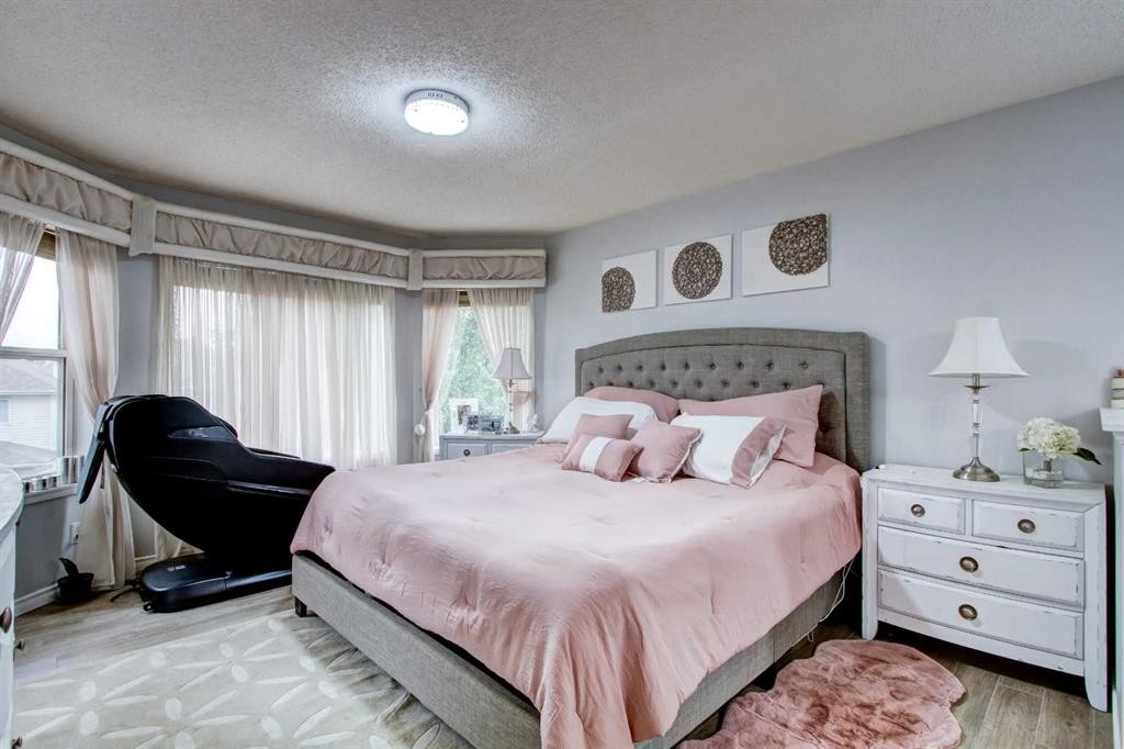 1121 Sierra Morena Court Sw, Calgary, AB - Indoor Photo Showing Bedroom
