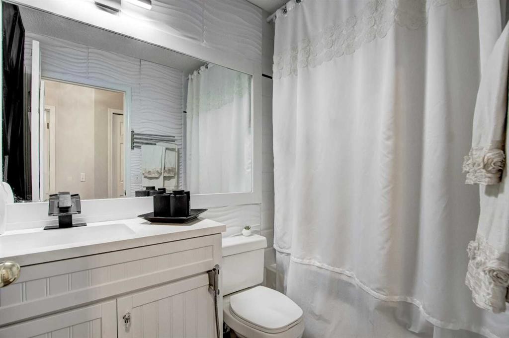 1121 Sierra Morena Court Sw, Calgary, AB - Indoor Photo Showing Bathroom