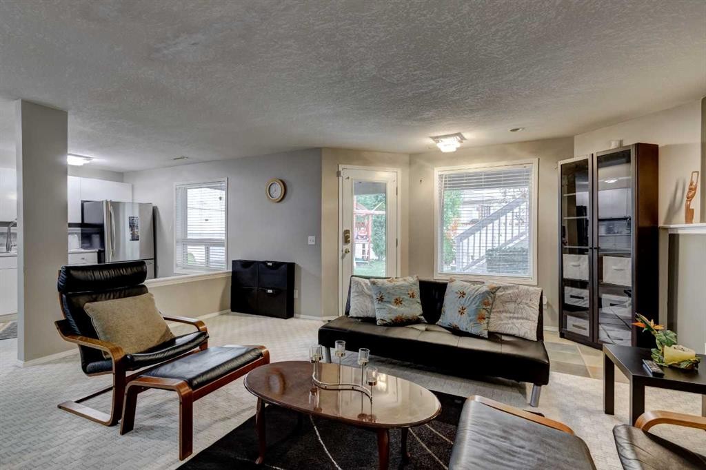 1121 Sierra Morena Court Sw, Calgary, AB - Indoor Photo Showing Living Room