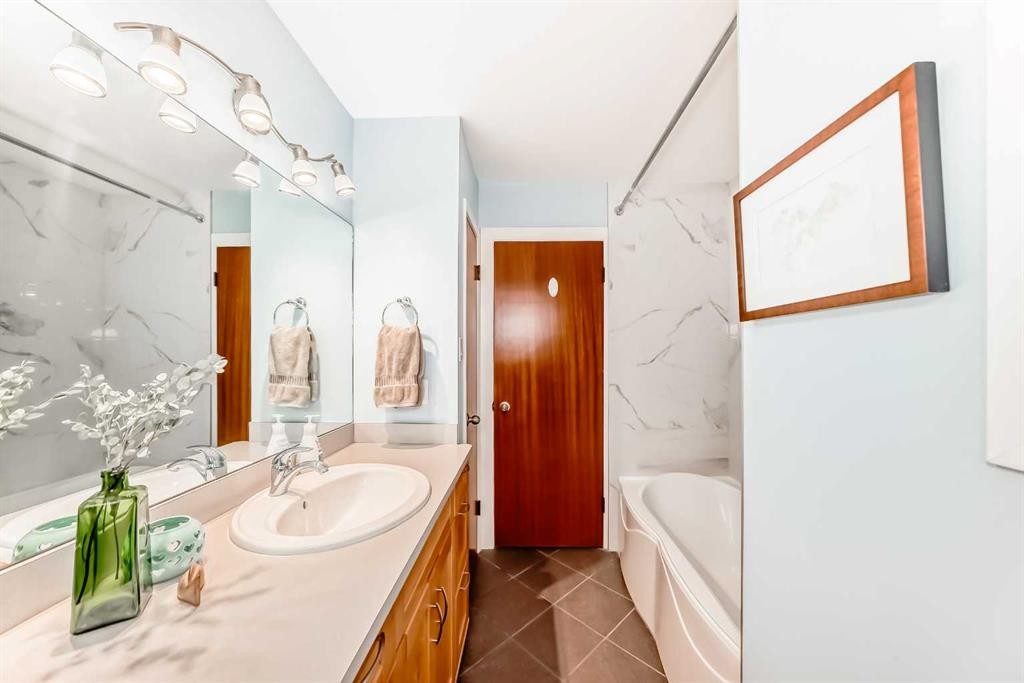 4803 Montana Drive Nw, Calgary, AB - Indoor Photo Showing Bathroom