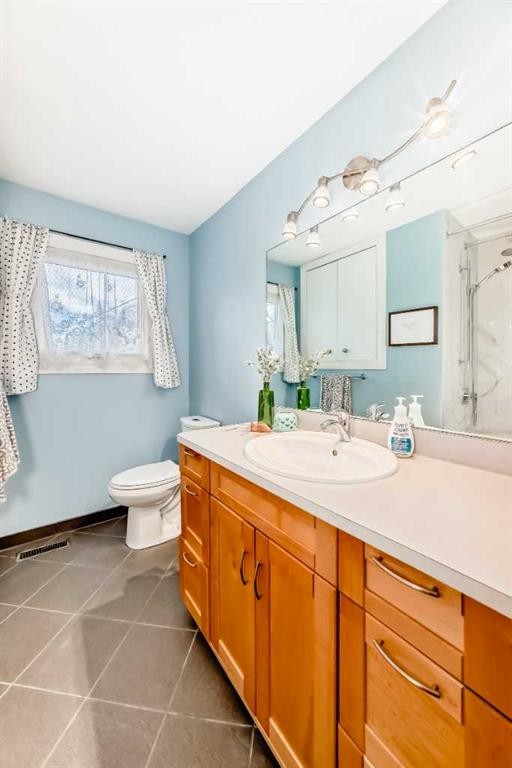 4803 Montana Drive Nw, Calgary, AB - Indoor Photo Showing Bathroom