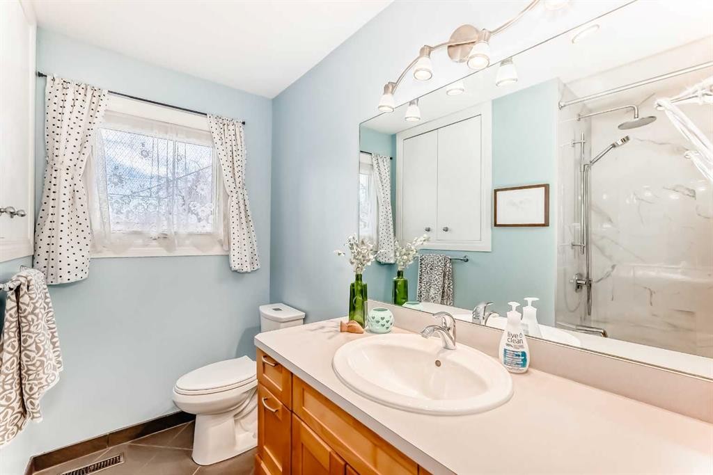 4803 Montana Drive Nw, Calgary, AB - Indoor Photo Showing Bathroom