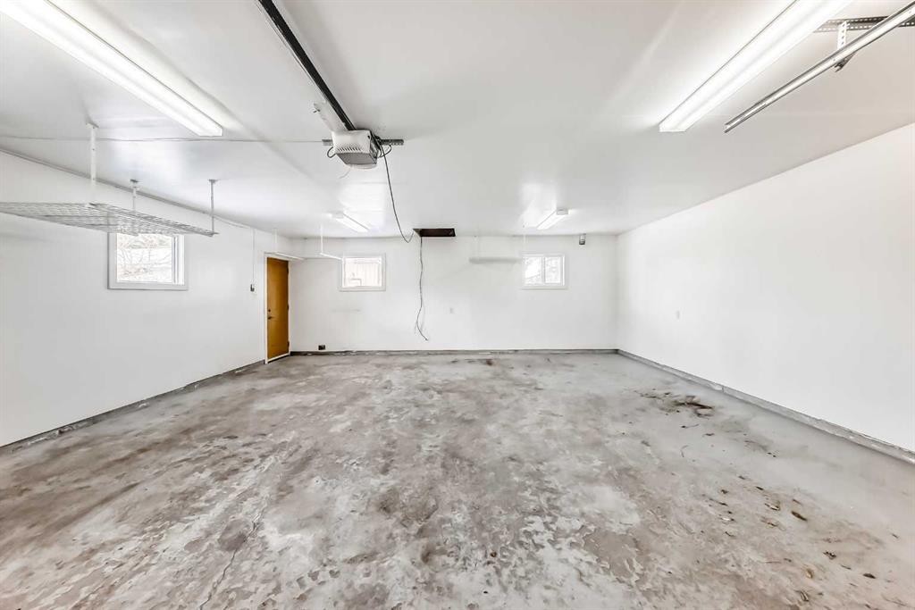 4803 Montana Drive Nw, Calgary, AB - Indoor Photo Showing Garage