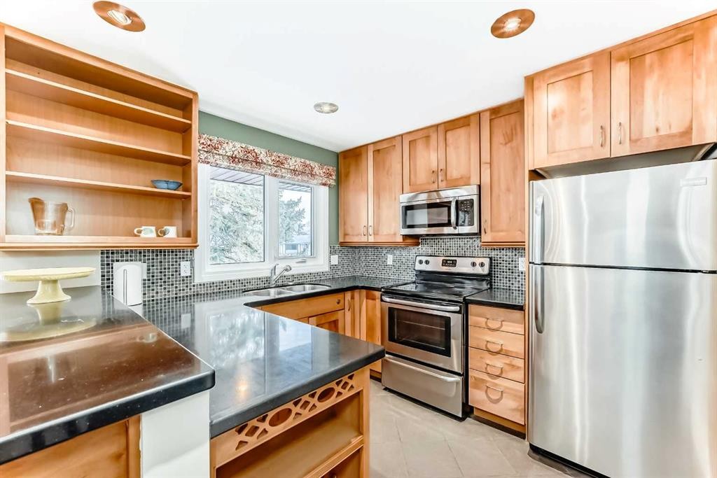 4803 Montana Drive Nw, Calgary, AB - Indoor Photo Showing Kitchen With Double Sink