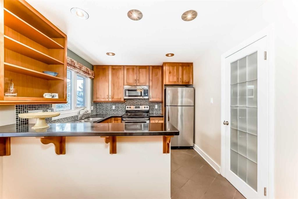 4803 Montana Drive Nw, Calgary, AB - Indoor Photo Showing Kitchen With Double Sink