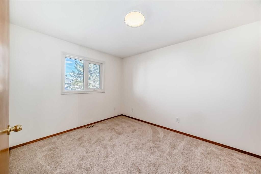 266 Edgepark Way Nw, Calgary, AB - Indoor Photo Showing Other Room
