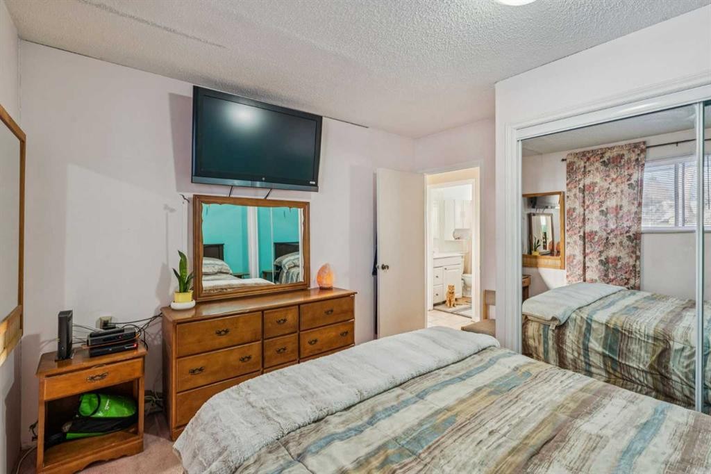 2048 33 Street Se, Calgary, AB - Indoor Photo Showing Bedroom