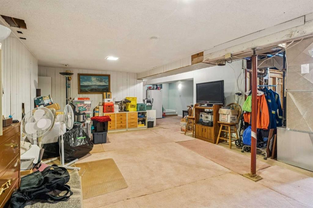 2048 33 Street Se, Calgary, AB - Indoor