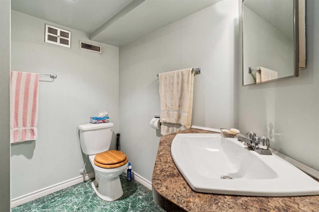 2048 33 Street Se, Calgary, AB - Indoor Photo Showing Bathroom