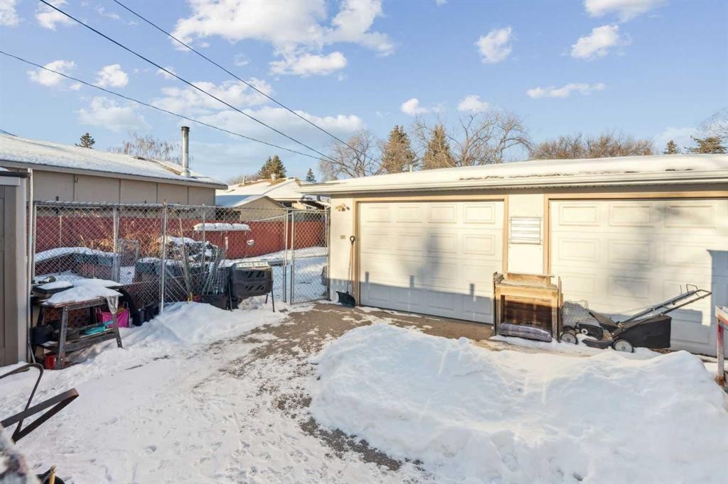 2048 33 Street Se, Calgary, AB - Outdoor