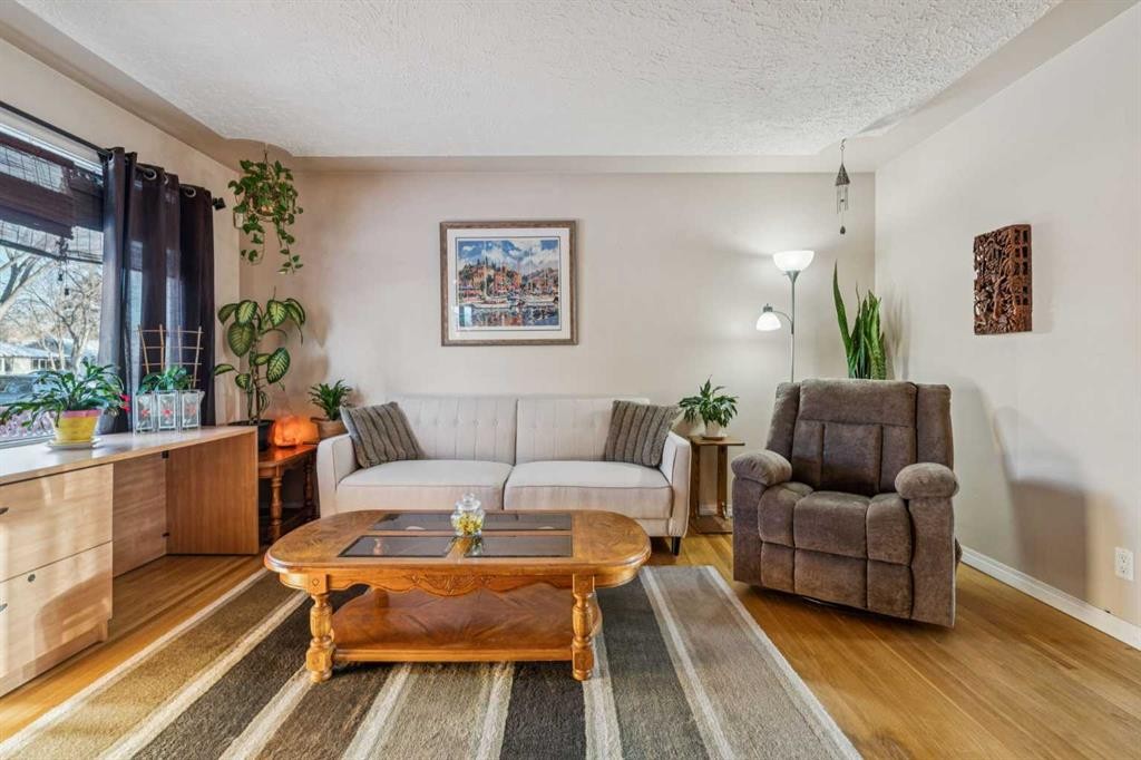 2048 33 Street Se, Calgary, AB - Indoor Photo Showing Living Room