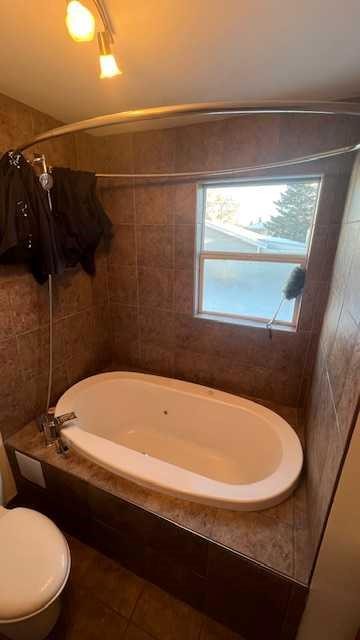 1116 37 Street Se, Calgary, AB - Indoor Photo Showing Bathroom