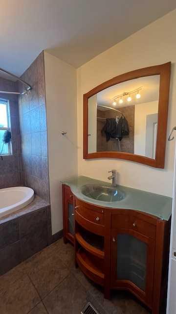 1116 37 Street Se, Calgary, AB - Indoor Photo Showing Bathroom