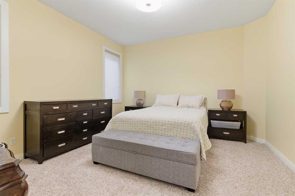 171 Evanswood Circle Nw, Calgary, AB - Indoor Photo Showing Bedroom